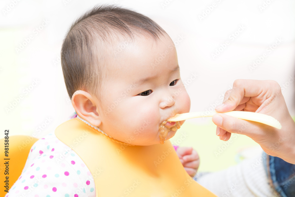 離乳食を食べているかわいい赤ちゃん 離乳食を食べているかわいい赤ちゃん