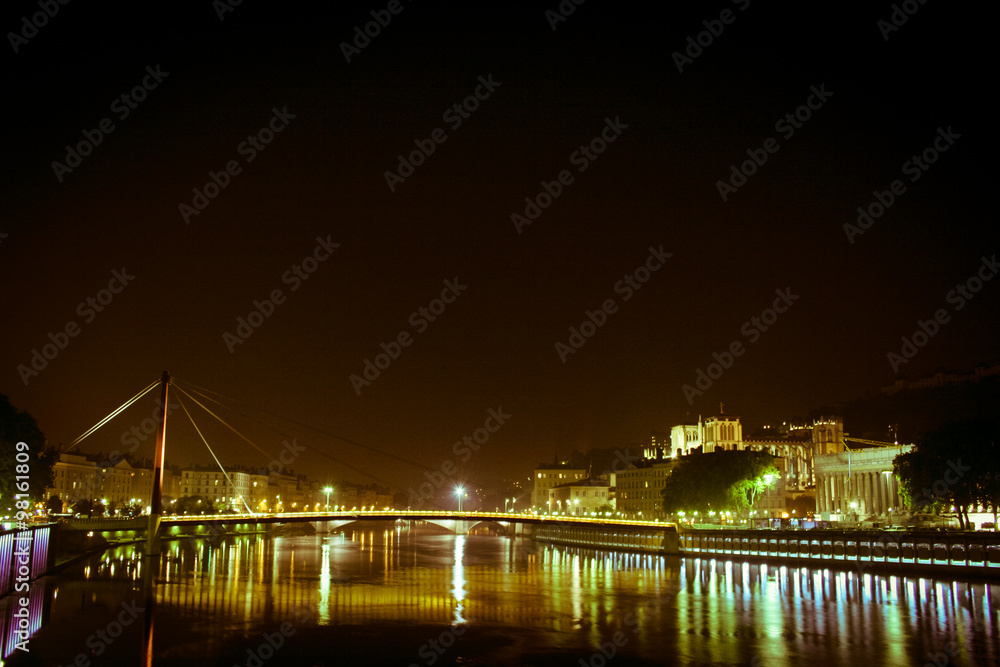 Pont sur le Rhône de nuit 