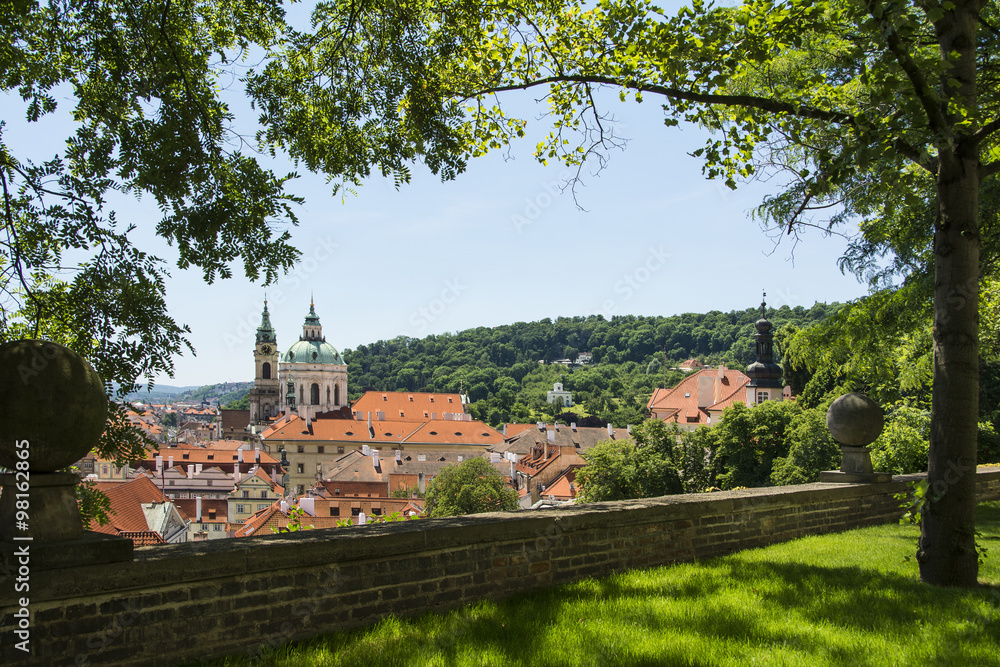 Prag, Blick auf die Stadt mit St.-Niklas-Kirche.
