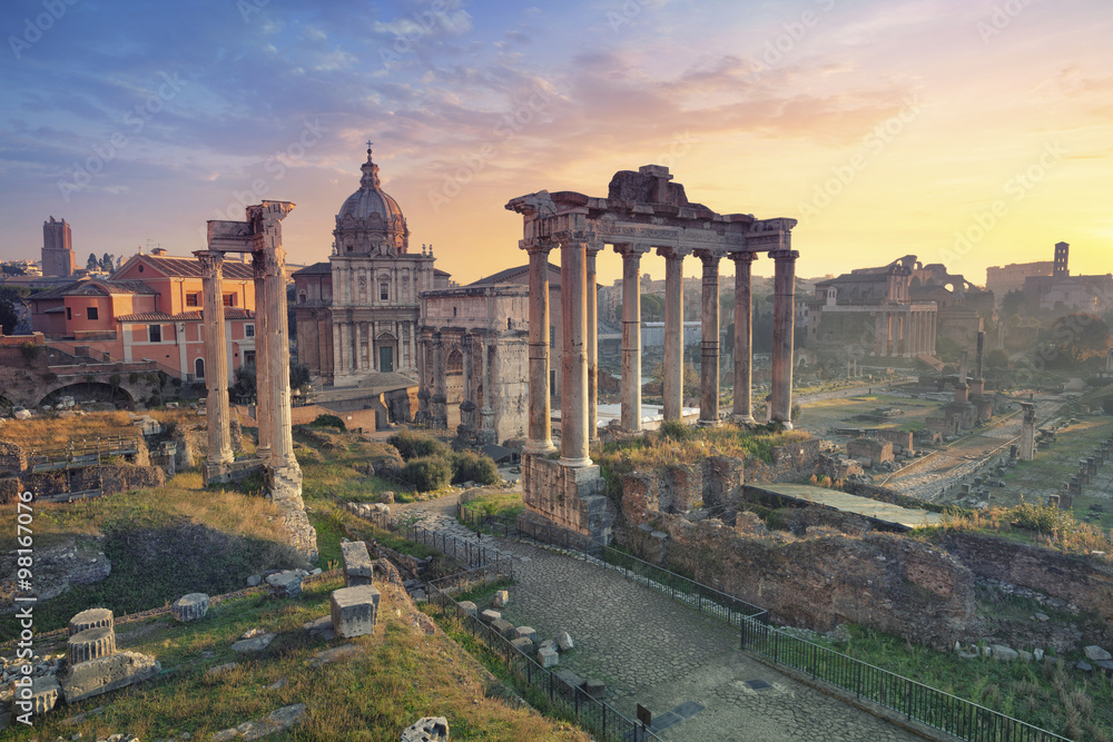 Naklejka premium Rzymskie forum. Obraz Forum Romanum w Rzymie, Włochy podczas wschodu słońca.