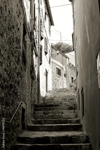 Treppe in der Altstadt von Rovinj in Kroatien #98179250