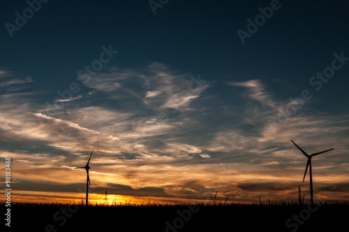Windräder im Sonnenuntergang