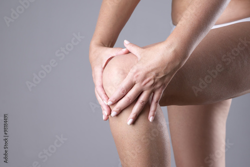 Fototapeta Naklejka Na Ścianę i Meble -  Pain in the knee