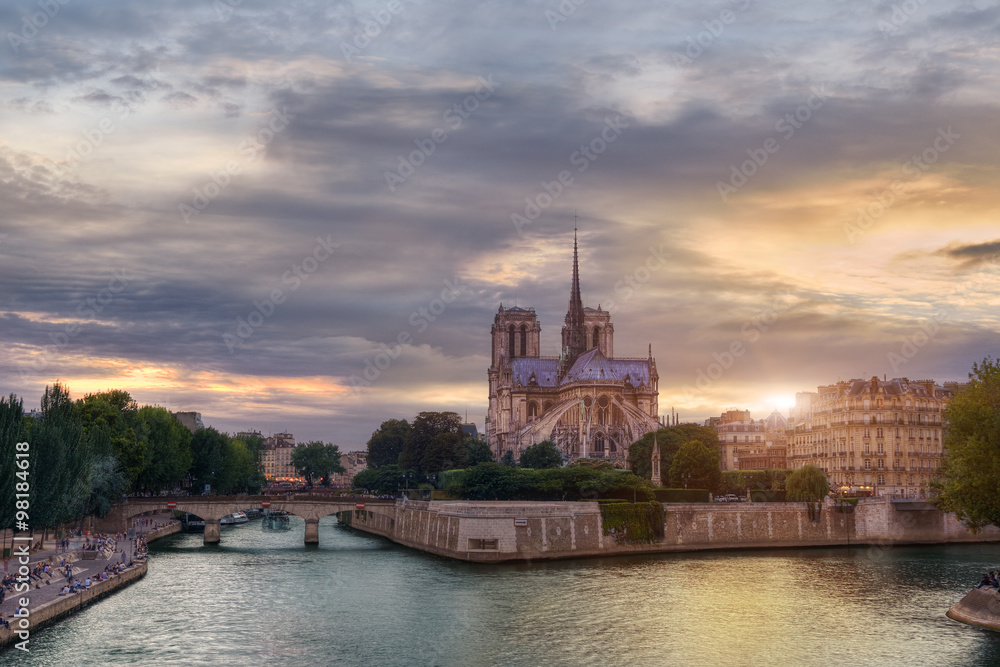 Fototapeta premium Sunset behind Notre-Dame cathedral in Paris