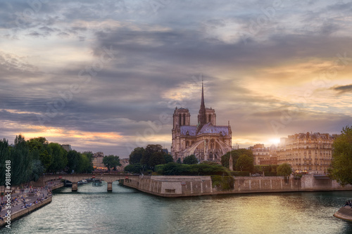 Sunset behind Notre-Dame cathedral in Paris © jw34