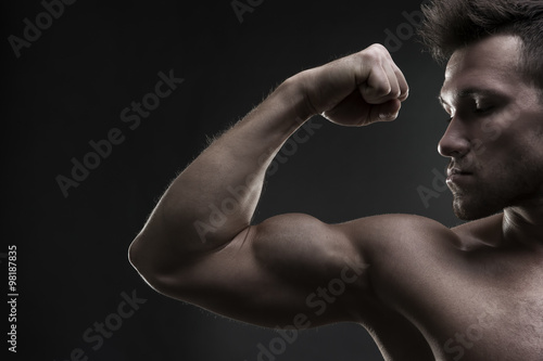 Tableau sur toile Handsome muscular bodybuilder posing on gray background