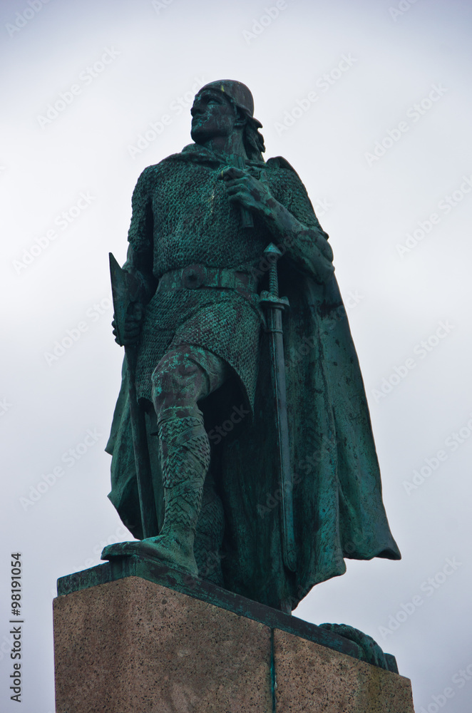 Fototapeta premium Monument of viking Leifr Eiricsson, discoverer of America in Reykjavik