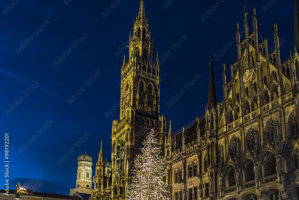Münchner Rathaus bei Nacht zur Weihnachtszeit