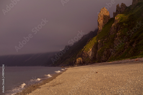 Cuadro en lienzo The light on the rocks by the sea