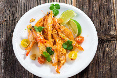  Roasted shrimps with garlic, olive oil and lime