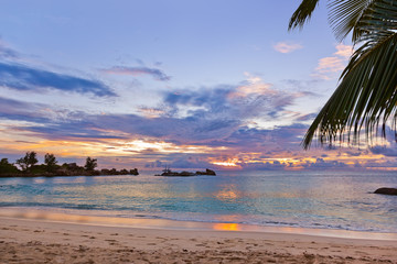 Acrylglasbilder Tropischer Strand Seychellen Strand im Abendlicht  © Nikolai Sorokin
