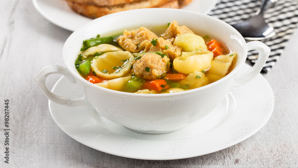 vegane Nudelsuppe mit Sojafleisch - vegan noodle soup with soy c vegane Nudelsuppe mit Sojafleisch - vegan noodle soup with soy c