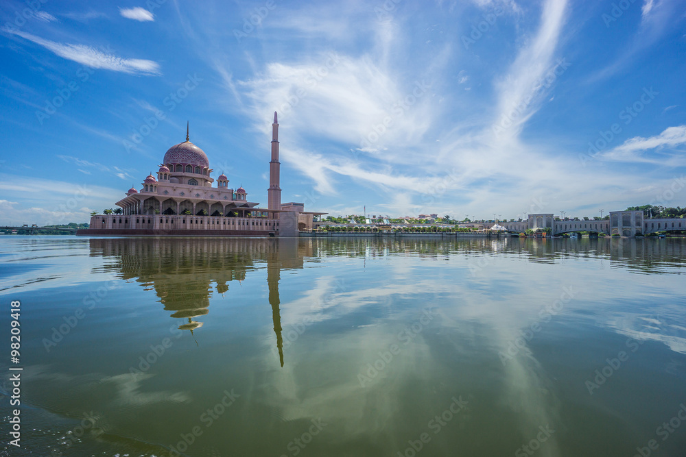 Obraz premium PUTRAJAYA, MALAYSIA - 26TH APRIL 2015; Moment at Putra Mosque. This mosque is the principal mosque of Putrajaya, Malaysia. Construction of the mosque began in 1997 and was completed two years later.