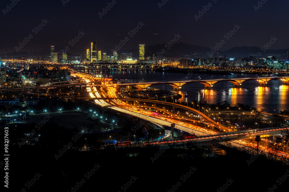Fototapeta premium Night traffic over han river in seoul