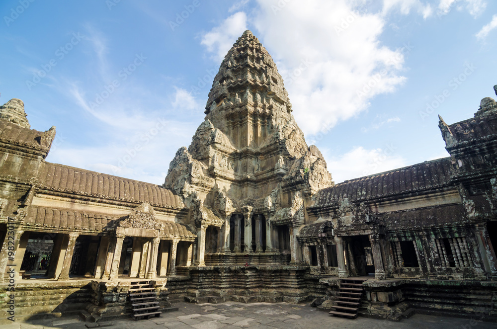 Fototapeta premium Central Tower of Angkor Wat