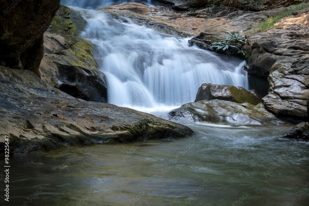Fototapeta premium creek flowing over the rocks