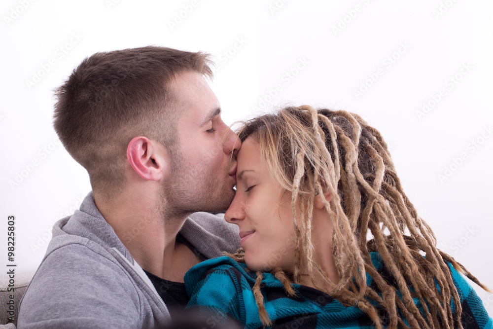Foto Stock Guy kissing girl in forehead Adobe Stock