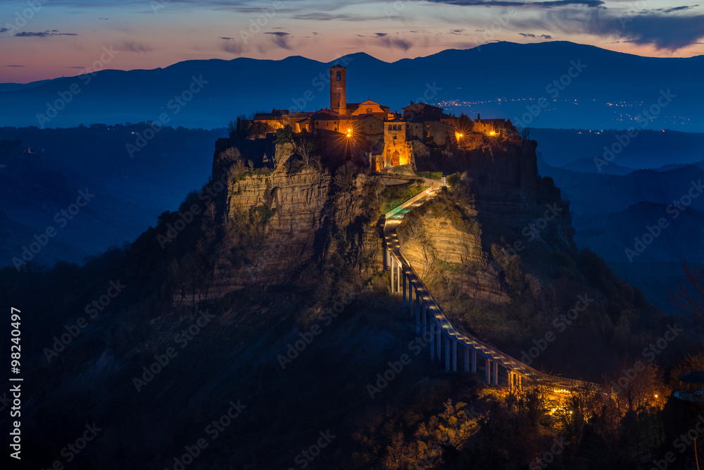 Panorama con vista di Civita di Bagnoregio  arroccata sul cucuzzolo all’alba