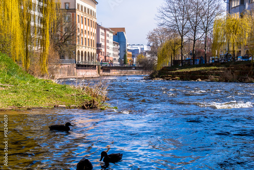 Die blaue Enz mitten in Pforzheim