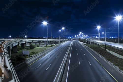 Naklejka na biurko Pusta autostrada w nocy