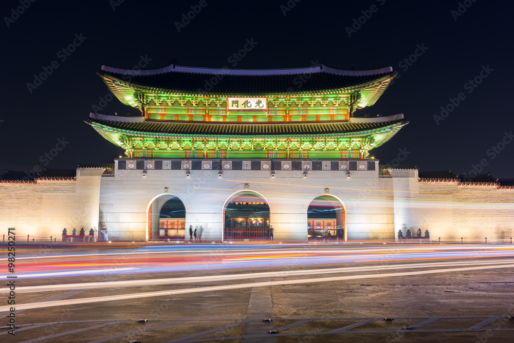 Fototapeta premium Gyeongbokgung palace at night in Seoul, South Korea