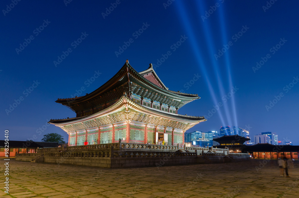 Fototapeta premium Pałac Gyeongbokgung nocą w Seulu, w Korei Południowej