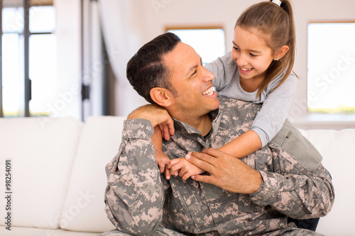 Konstfotografi little girl hugging her military father