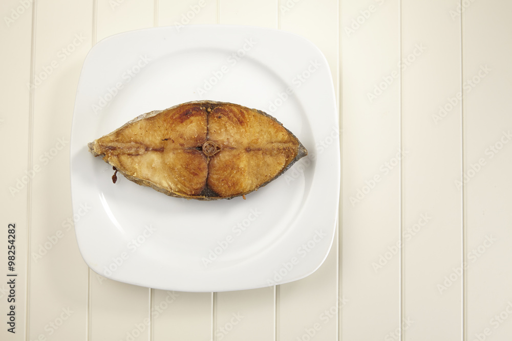 Foto deep fried seer fish on a plate
