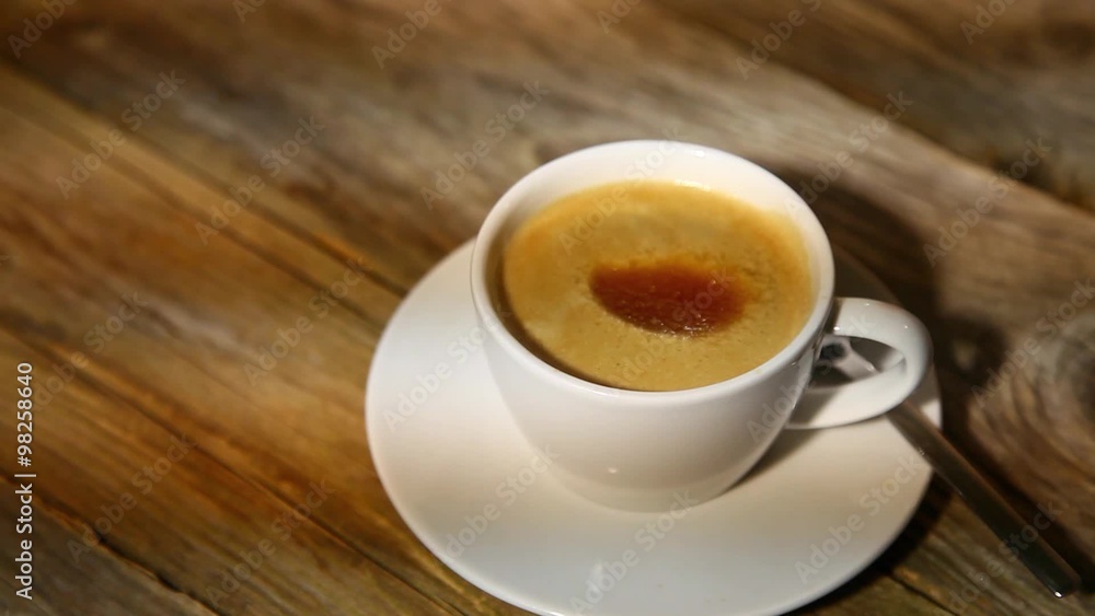 Zucker in den Kaffee schütten Zucker in den Kaffee schütten