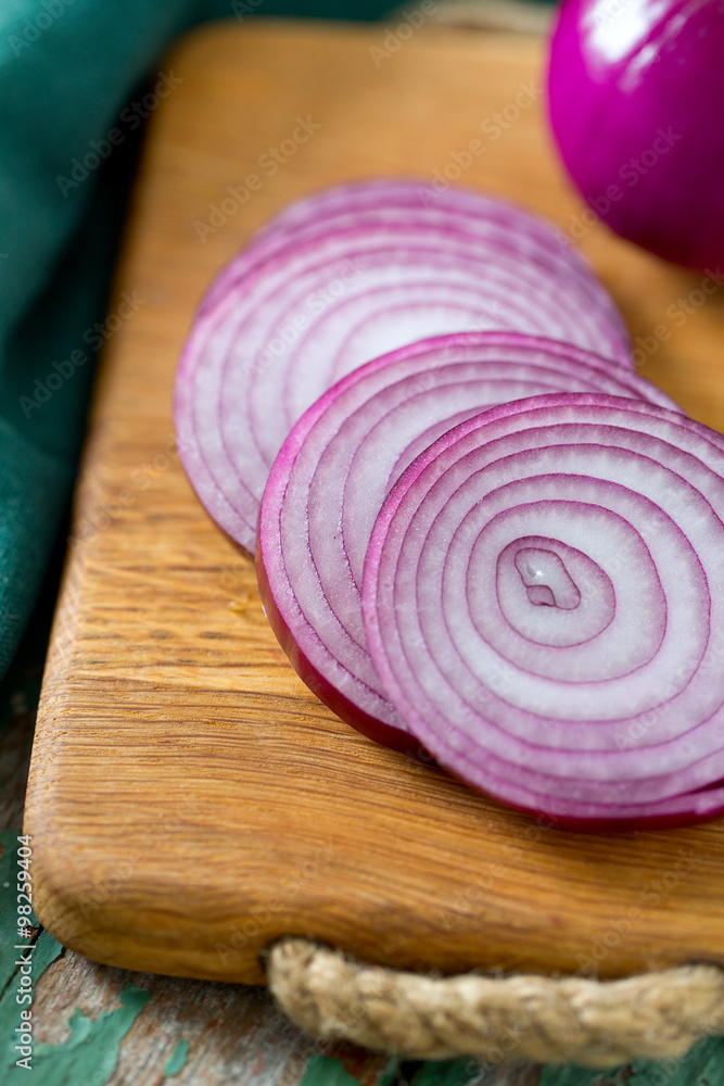 red onion on cutting board