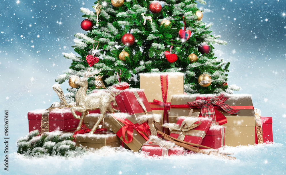 Geschmückter Weihnachtsbaum mit Geschenken im Schnee