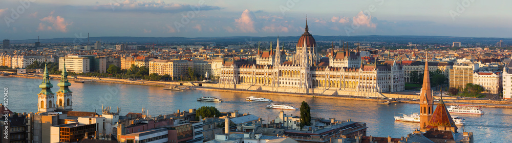 Obraz premium Parlament Budapesztu w światłach zachodu słońca
