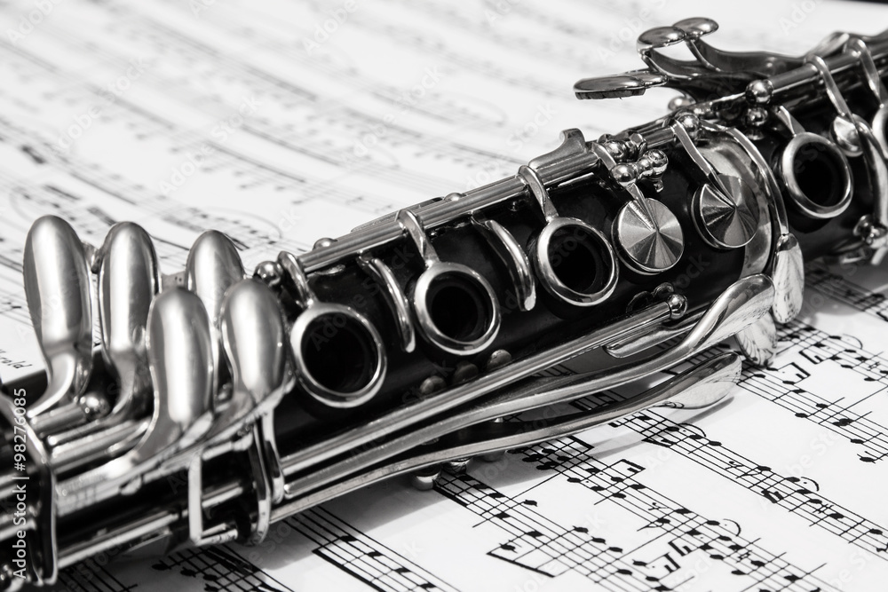 Obraz premium Clarinet over the page with notes