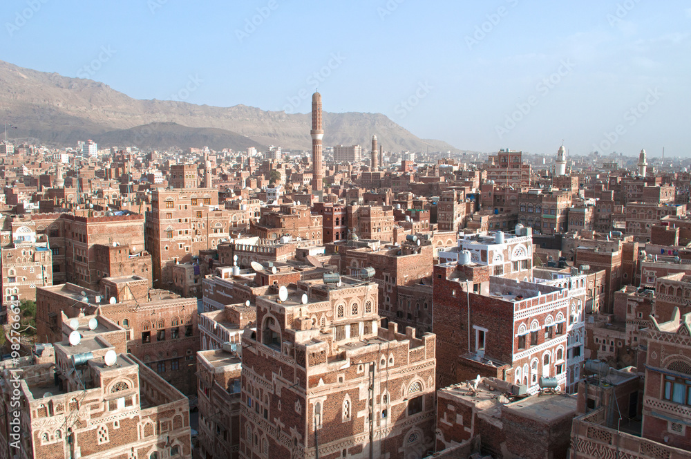 La città vecchia di Sana'a, case decorate, palazzi, minareti e la moschea Saleh nella nebbia, Yemen