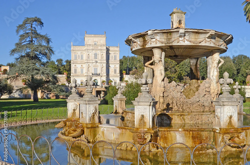 fontana rinascimentale e villa pamphili a roma,italia photo