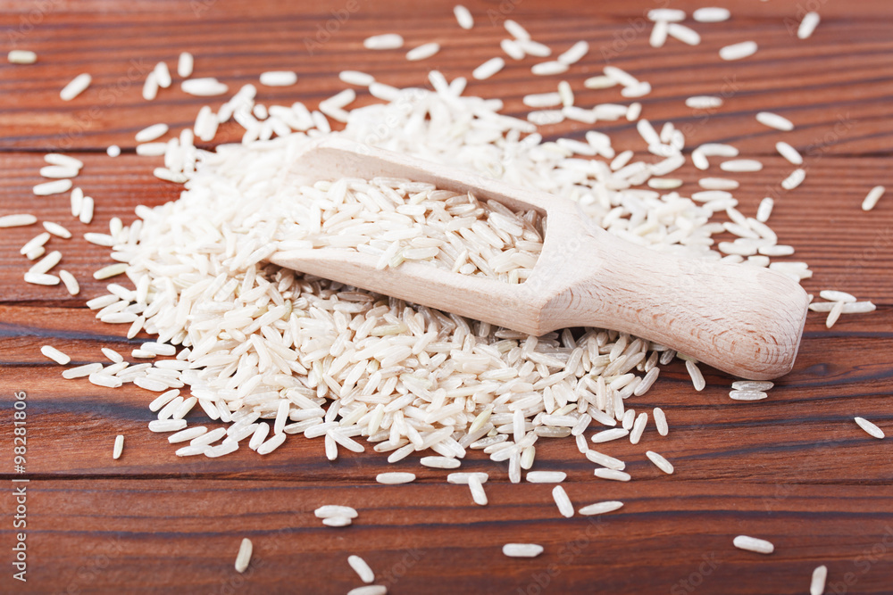 Белый рис сорта жасмин на деревянном фоне Stock-Foto | Adobe Stock