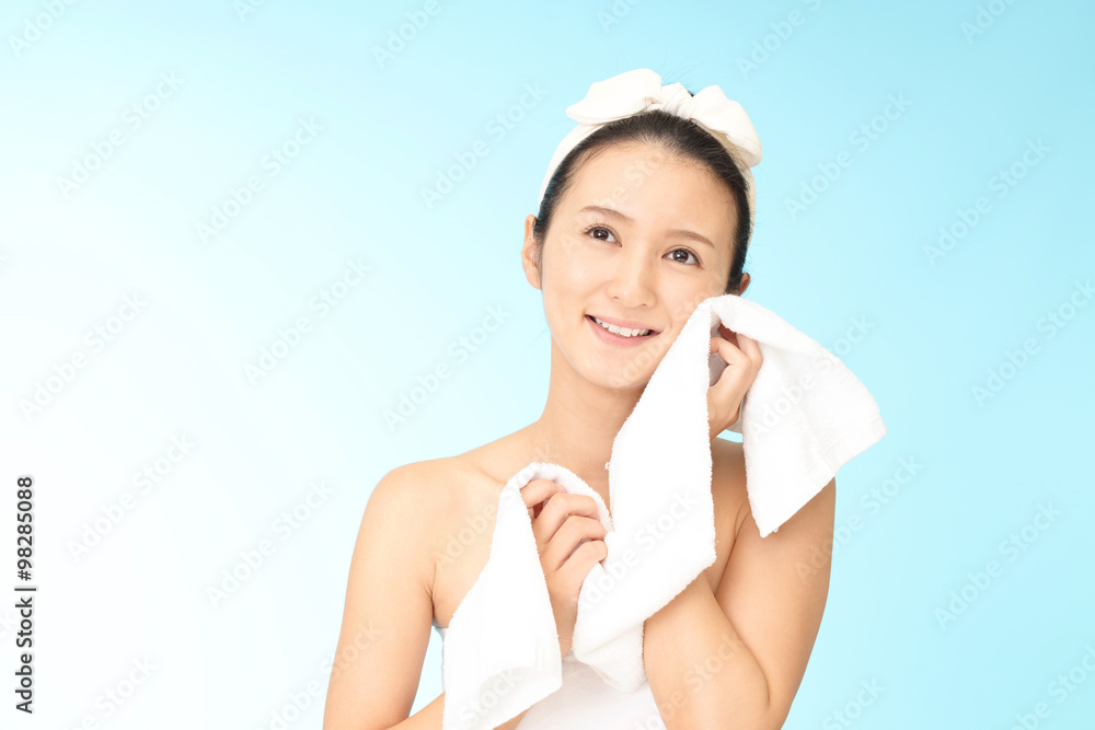 寛ぐ笑顔の女性 寛ぐ笑顔の女性