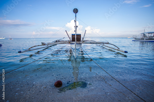 Barca en Apo Island en Filipinas photo