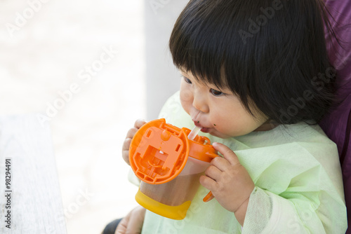 ピクニックランチでお茶を飲む子供