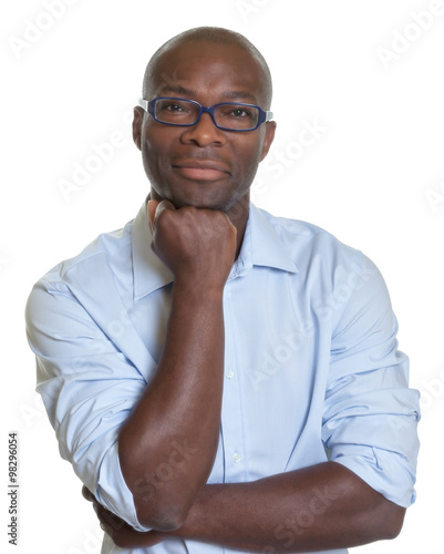 Sympathischer Afrikaner im blauen Hemd mit Brille