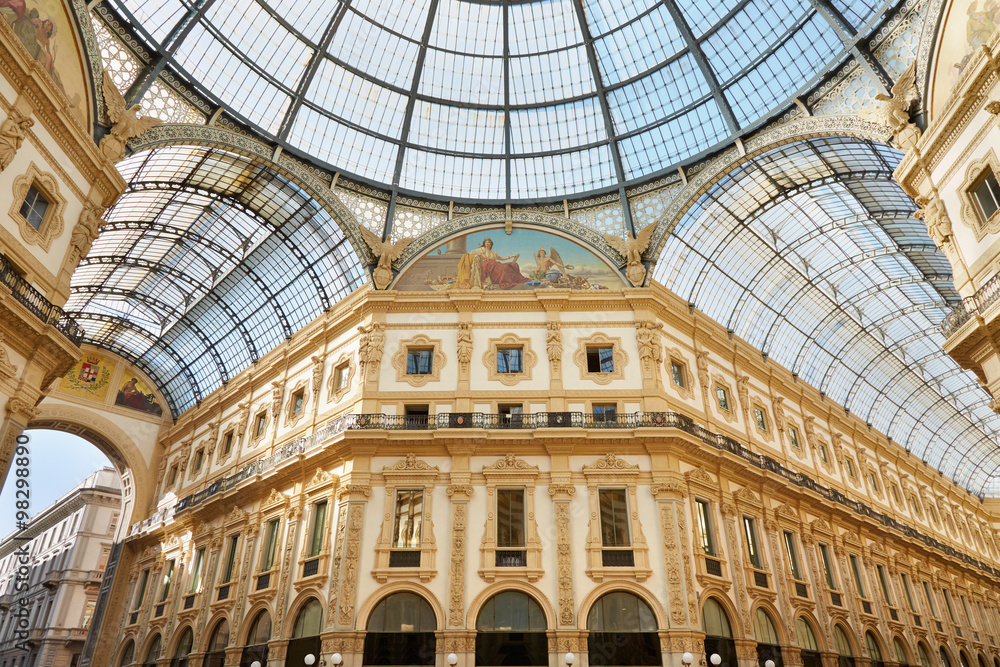Obraz premium Mediolan, widok wnętrza galerii Vittorio Emanuele w słoneczny dzień