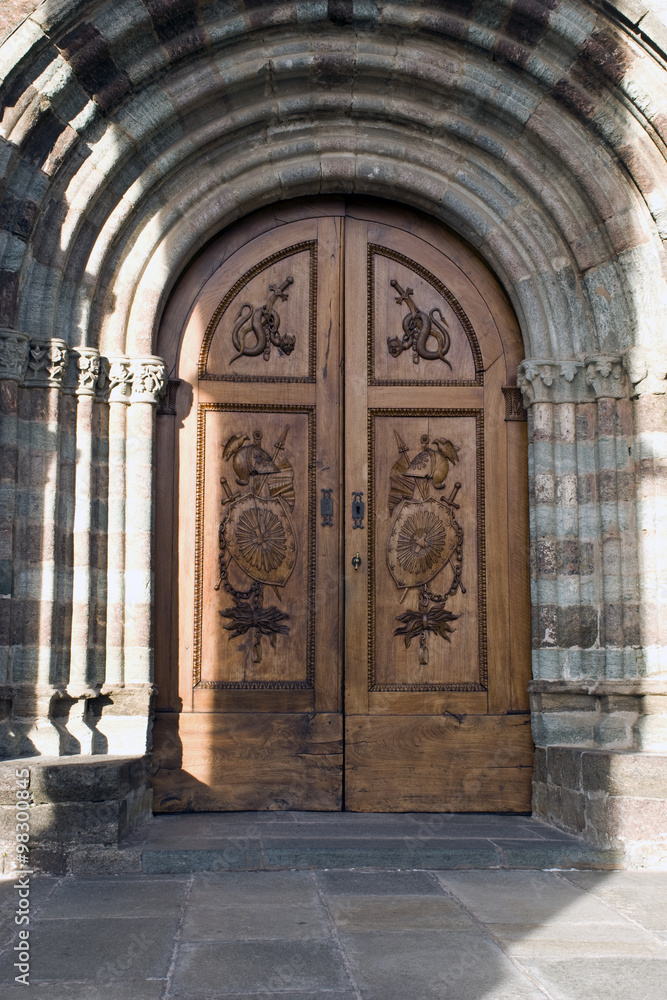 il portone della chiesa