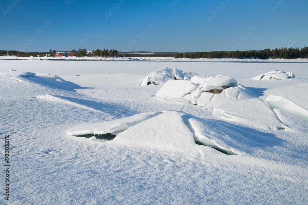 Morgenstimmung an einem zugefrorenen See in Schweden