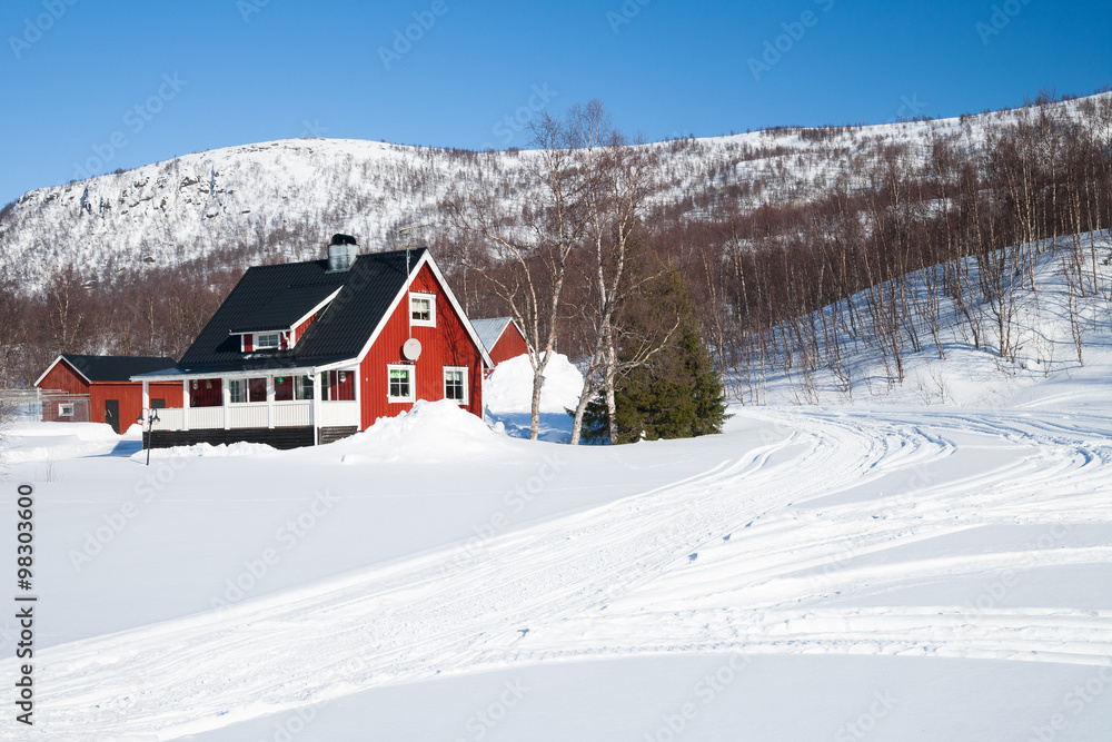 Rotes Haus in Schweden im Winter