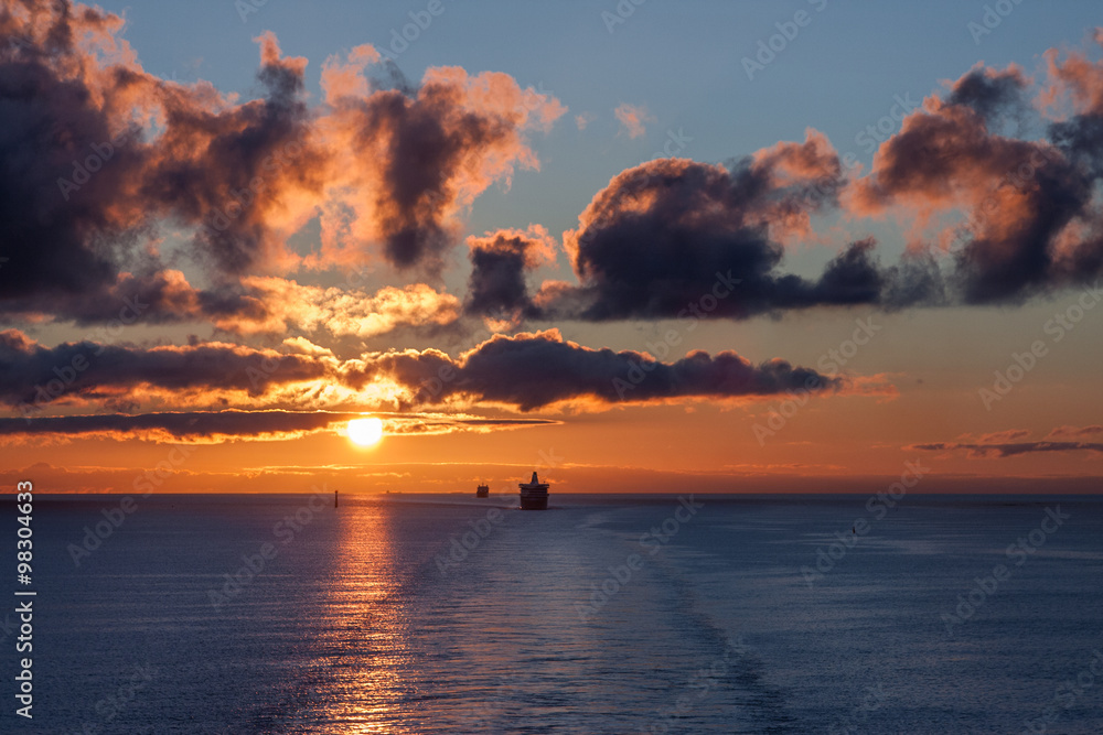Kreuzfahrtschiff vor dem Sonnenaufgang