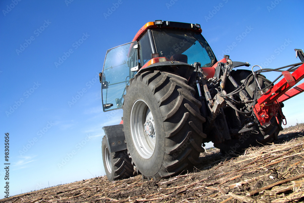 Obraz premium Red tractor with plow