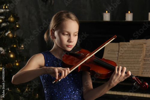 Девочка играет на скрипке