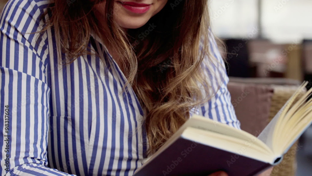Beautiful businesswoman reading book in the cafe, steadycam sbot
Beautiful businesswoman reading book in the cafe, steadycam sbot