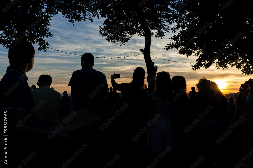 Fototapeta premium Crowd people together outdoor waiting for sunset