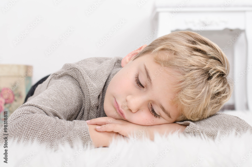 Junge beim Nachdenken Junge beim Nachdenken